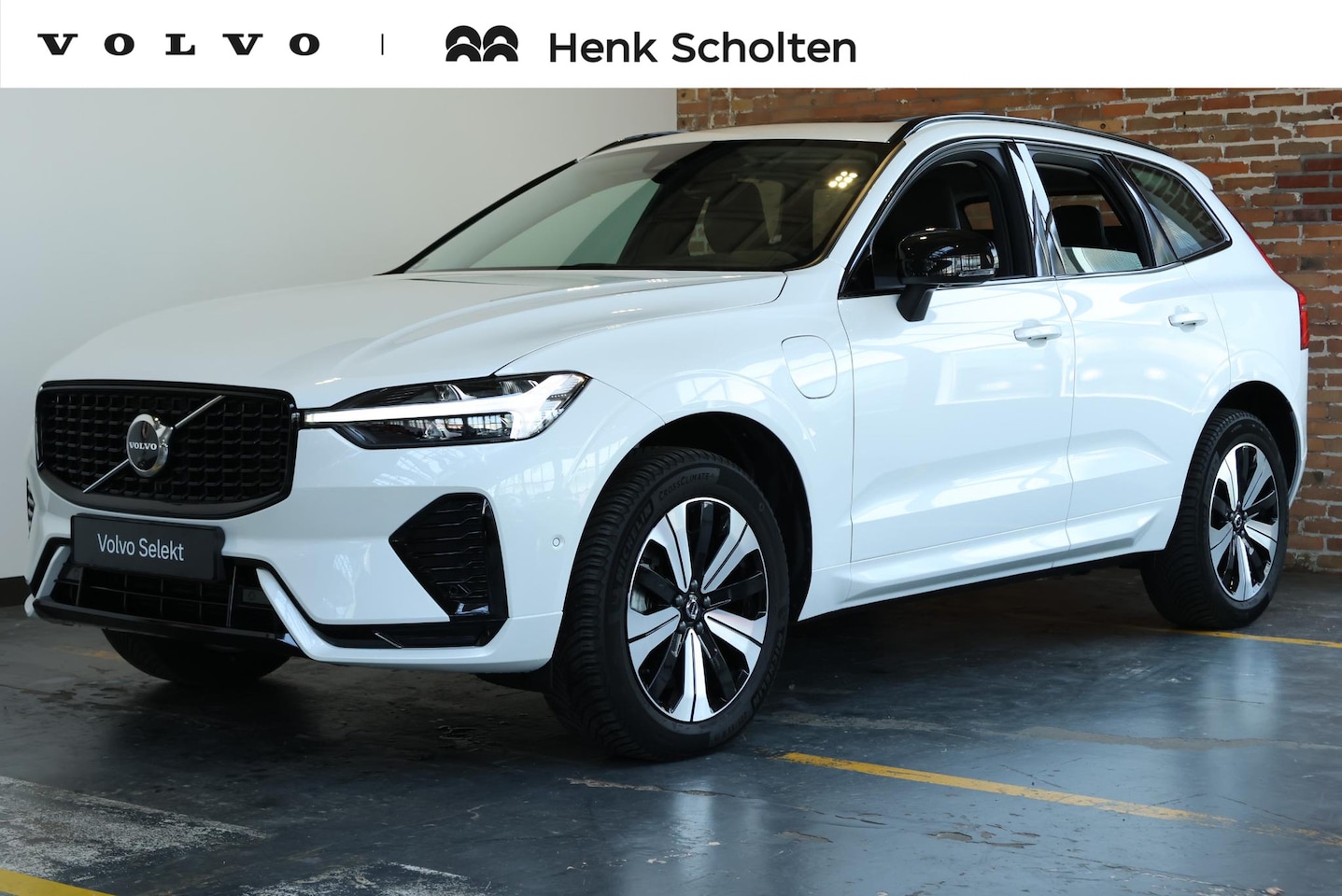 Volvo XC60 - 2.0 T6 Plug-in hybrid AWD Plus Dark | Elektrisch glazen panorama-dak | Rondomzicht camera - AutoWereld.nl