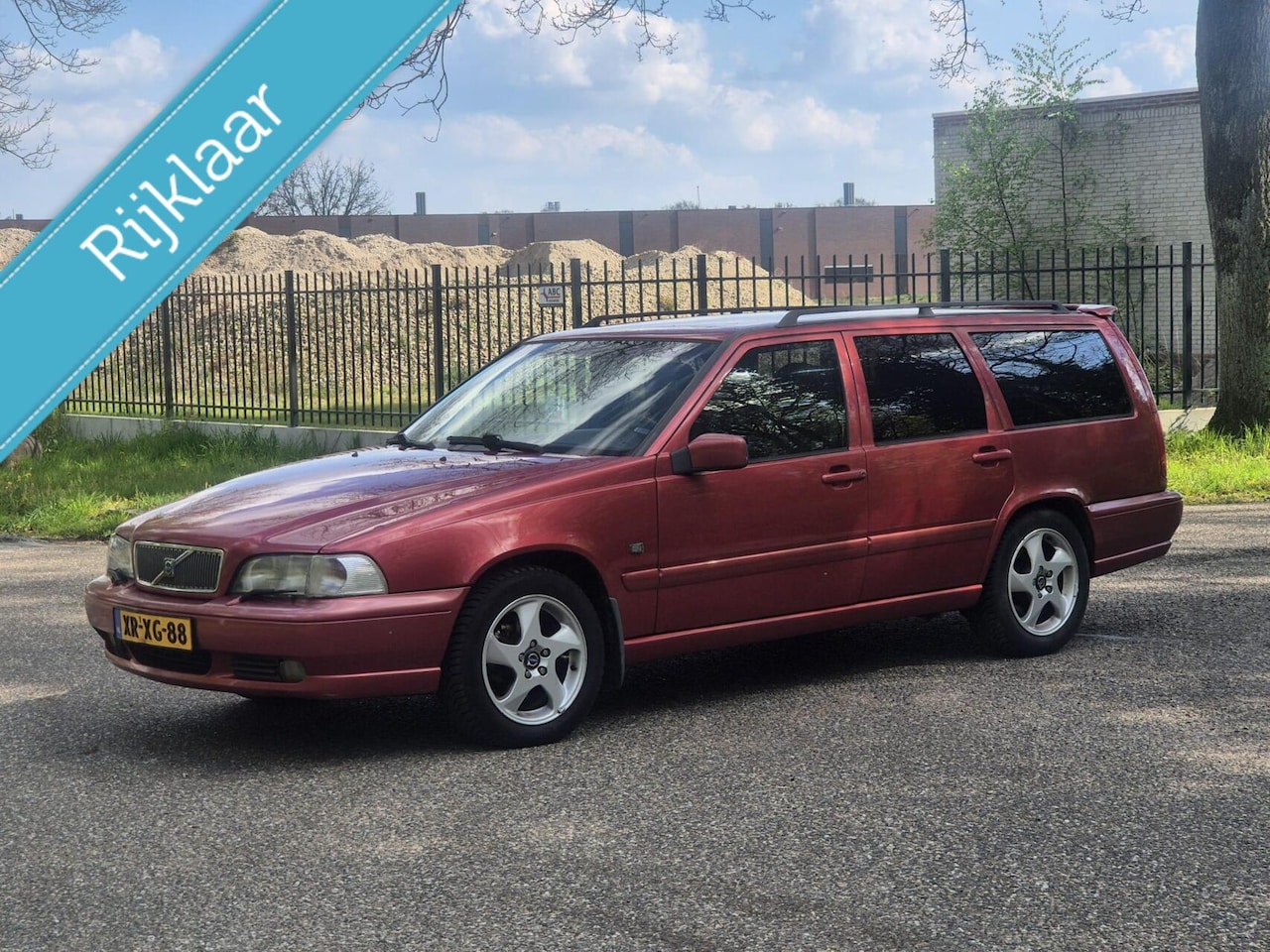 Volvo V70 - 2.5/144PK/Airco/CruiseCont/Leer/Stoelverw/Trekhaak - AutoWereld.nl