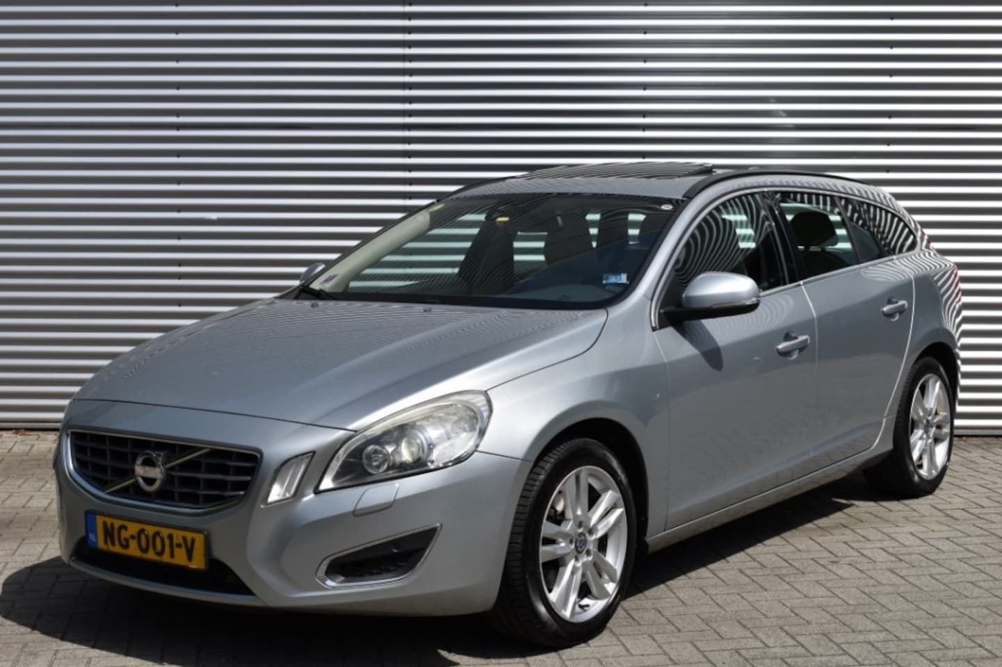 Volvo V60 - 2.0 D3 HG6 / LEDER / SCHUIFDAK / LEDER / EL. STOELEN - AutoWereld.nl