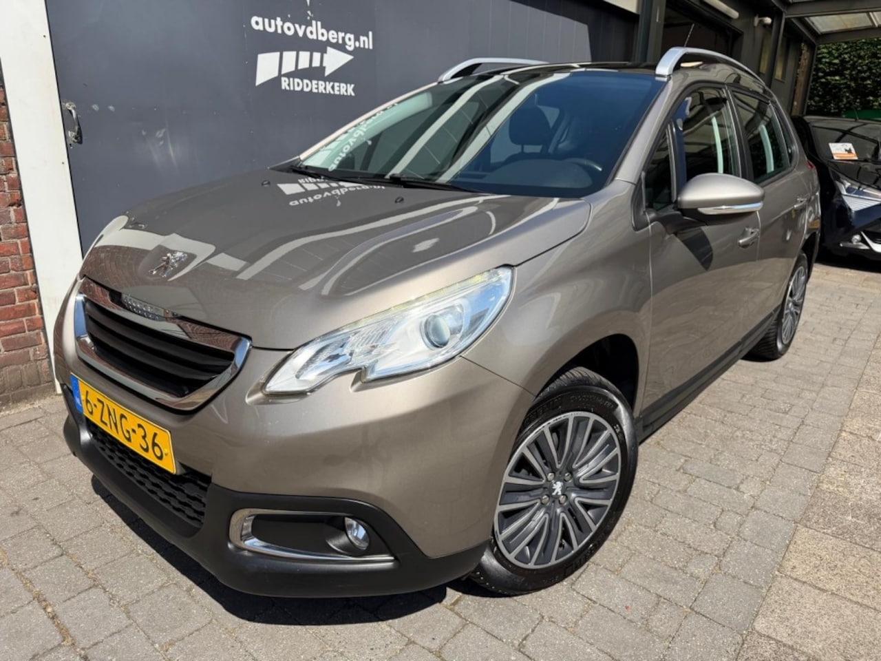 Peugeot 2008 - 1.2 Active Automaat Pano Trekhaak Allseason - AutoWereld.nl