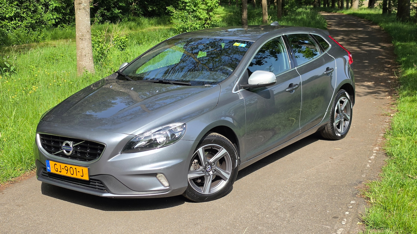 Volvo V40 - 2.0 D2 R-Design Business Volvo V40 2.0 D2 R-Design 2015 Grijs Cruise Clima PDC NAP - AutoWereld.nl