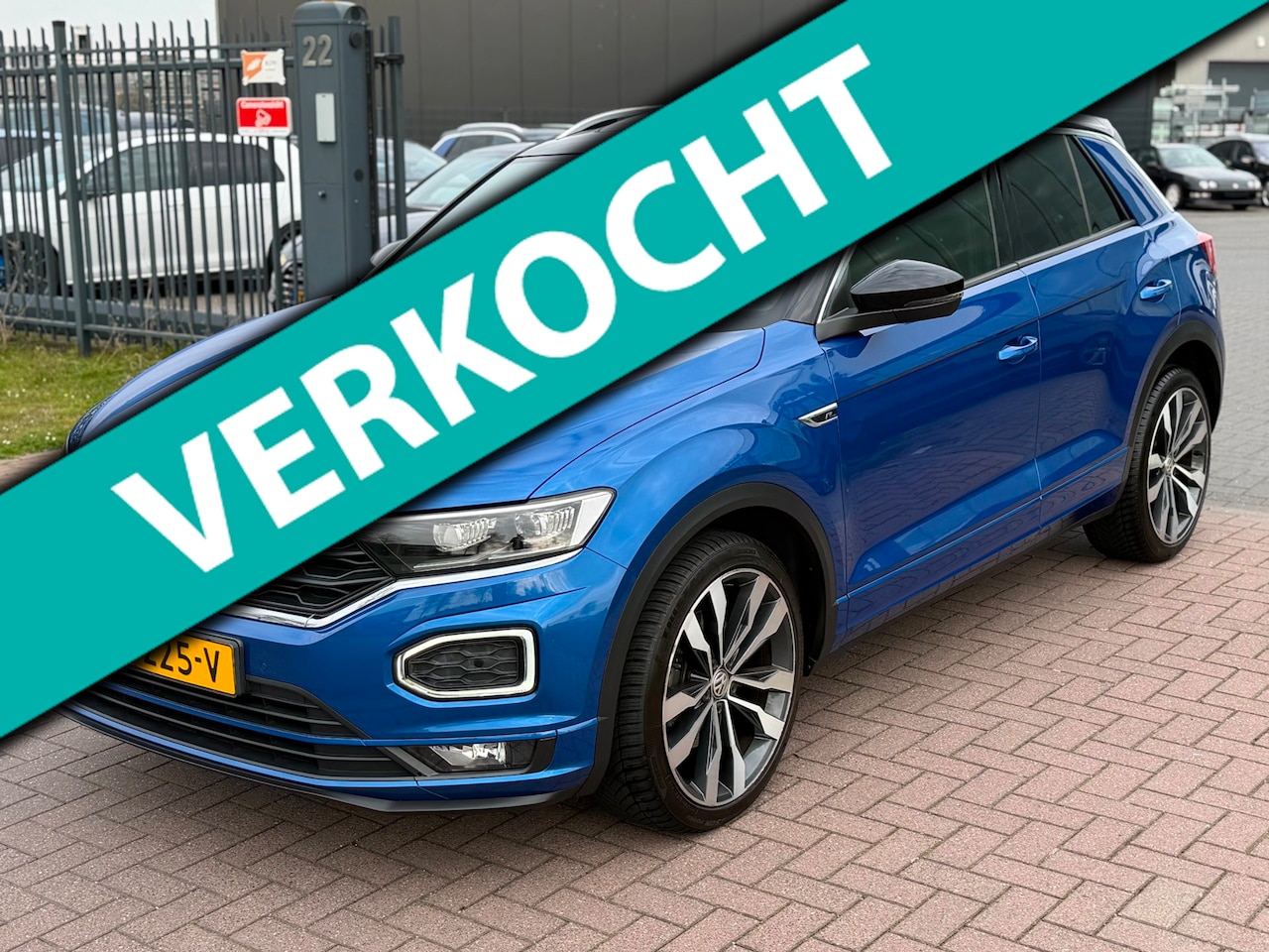 Volkswagen T-Roc - 1.5 TSI Sport R-Line 150PK DSG Pano Virt NAP - AutoWereld.nl
