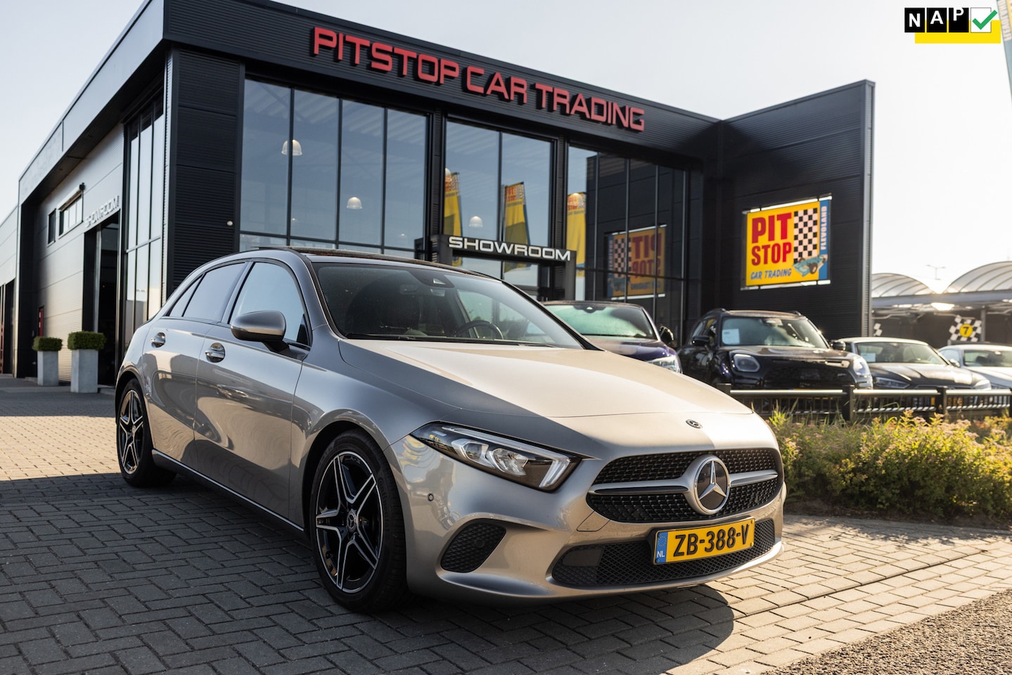 Mercedes-Benz A-klasse - 180 AMG velgen, Pano, Carplay, NL Auto, Camera, Topstaat! - AutoWereld.nl
