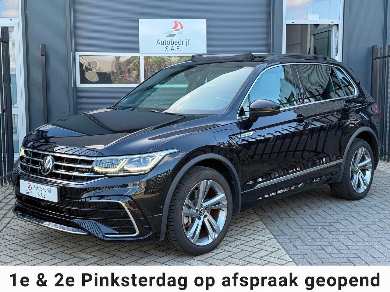 Volkswagen Tiguan - 1.4 TSI eHybrid 3x R-Line PANO TREKHAAK ACC IQ LIGHT ! - AutoWereld.nl