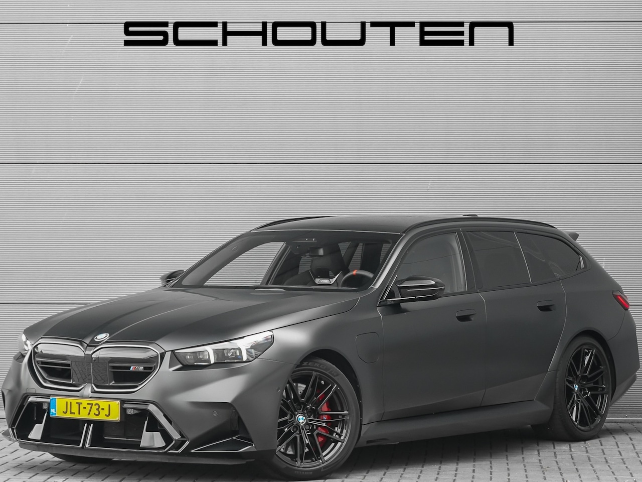 BMW 5-serie Touring - M5 CoPilot Iconic Glow B&W Frozen Black Trekhaak - AutoWereld.nl