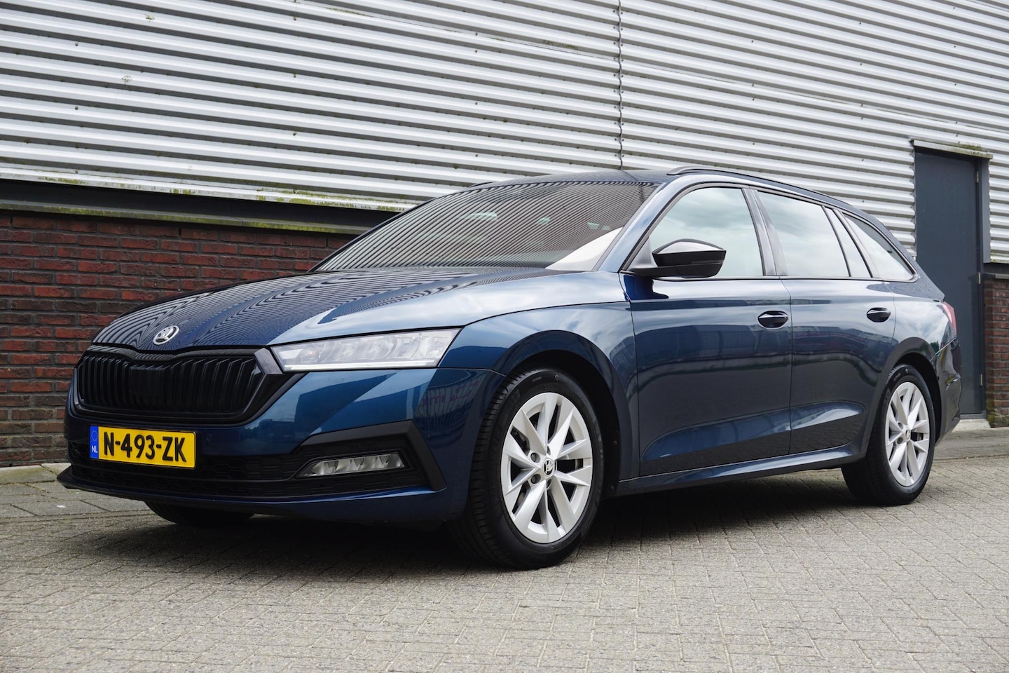 Skoda Octavia Combi - 1.0 e-TSI Sport Business/Trekhaak/Digitaal Dashb./ Stuur en stoelverwarming. - AutoWereld.nl