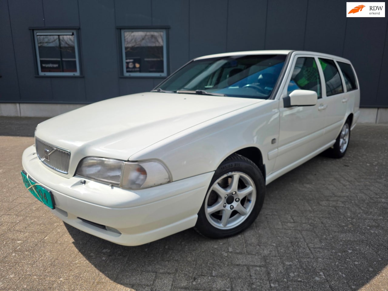 Volvo V70 - 2.5 AUTOMAAT, netto € 4.950 ex BTW, Leder, bijtelvriendelijk! - AutoWereld.nl