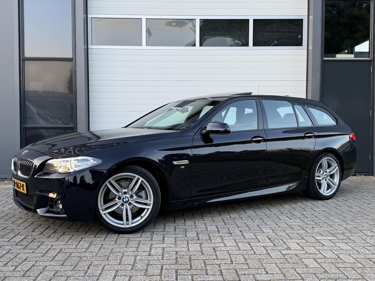 BMW 5-serie Touring - 520iA M Sport Panoramada - AutoWereld.nl