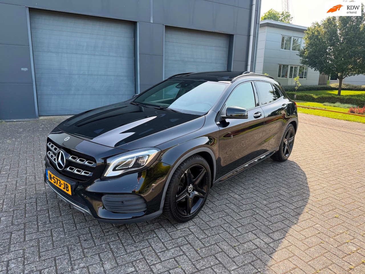 Mercedes-Benz GLA-Klasse - 180 Business Solution AMG Night Upgrade Pano 2019 btw auto - AutoWereld.nl