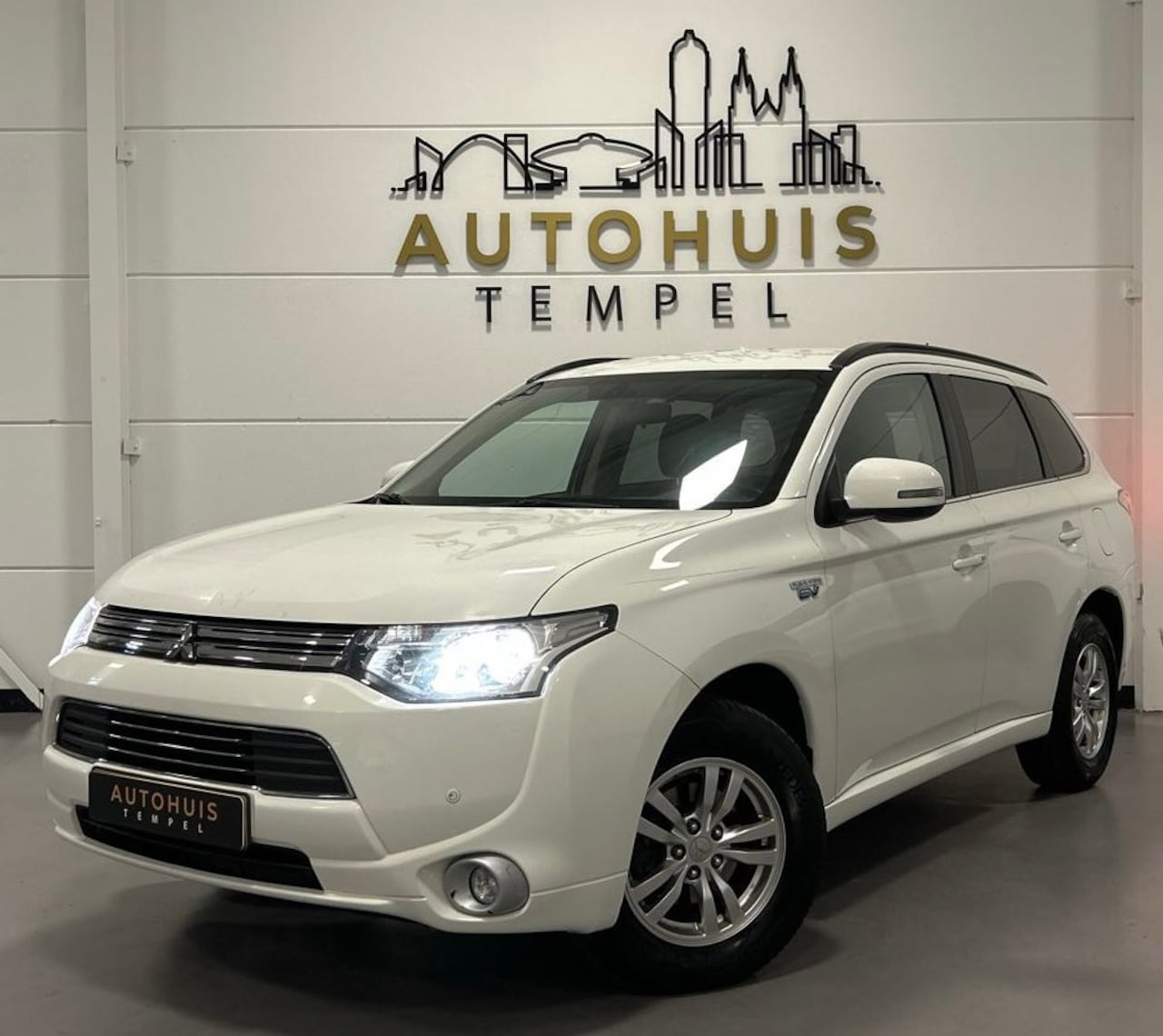 Mitsubishi Outlander - 2.0 PHEV Business Edition Automaat Nap Navi Cruise Leder/Stof Parkeersensoren - AutoWereld.nl