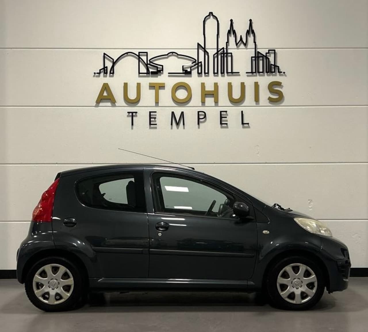 Peugeot 107 - 1.0-12V XS Nap Automaat Airco 5Deurs Isofix Centrale Deurvergrendeling - AutoWereld.nl
