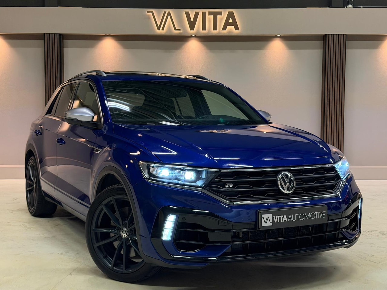 Volkswagen T-Roc - 2.0 TSI 4Motion R Pano|Akra|Beats|Camera|Volleder - AutoWereld.nl