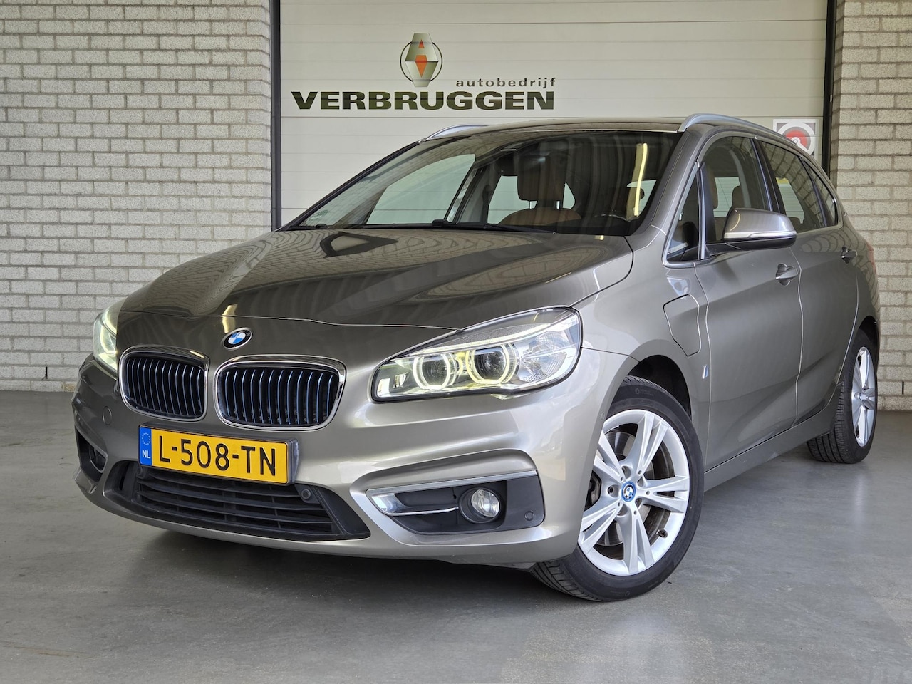 BMW 2-serie Active Tourer - 225xe iPerformance High Executive | Leder | Navi | LMV | Camera | PDC V+A - AutoWereld.nl