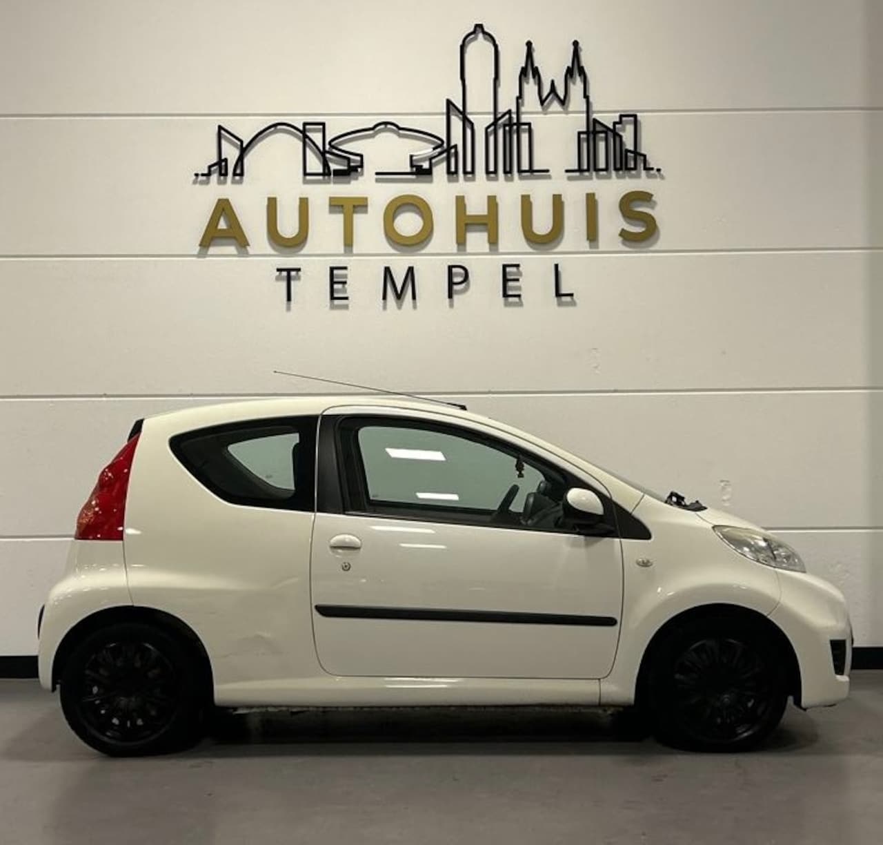 Peugeot 107 - 1.0-12V Urban Move Airco Elektrische Ramen Toerenteller Isofix - AutoWereld.nl