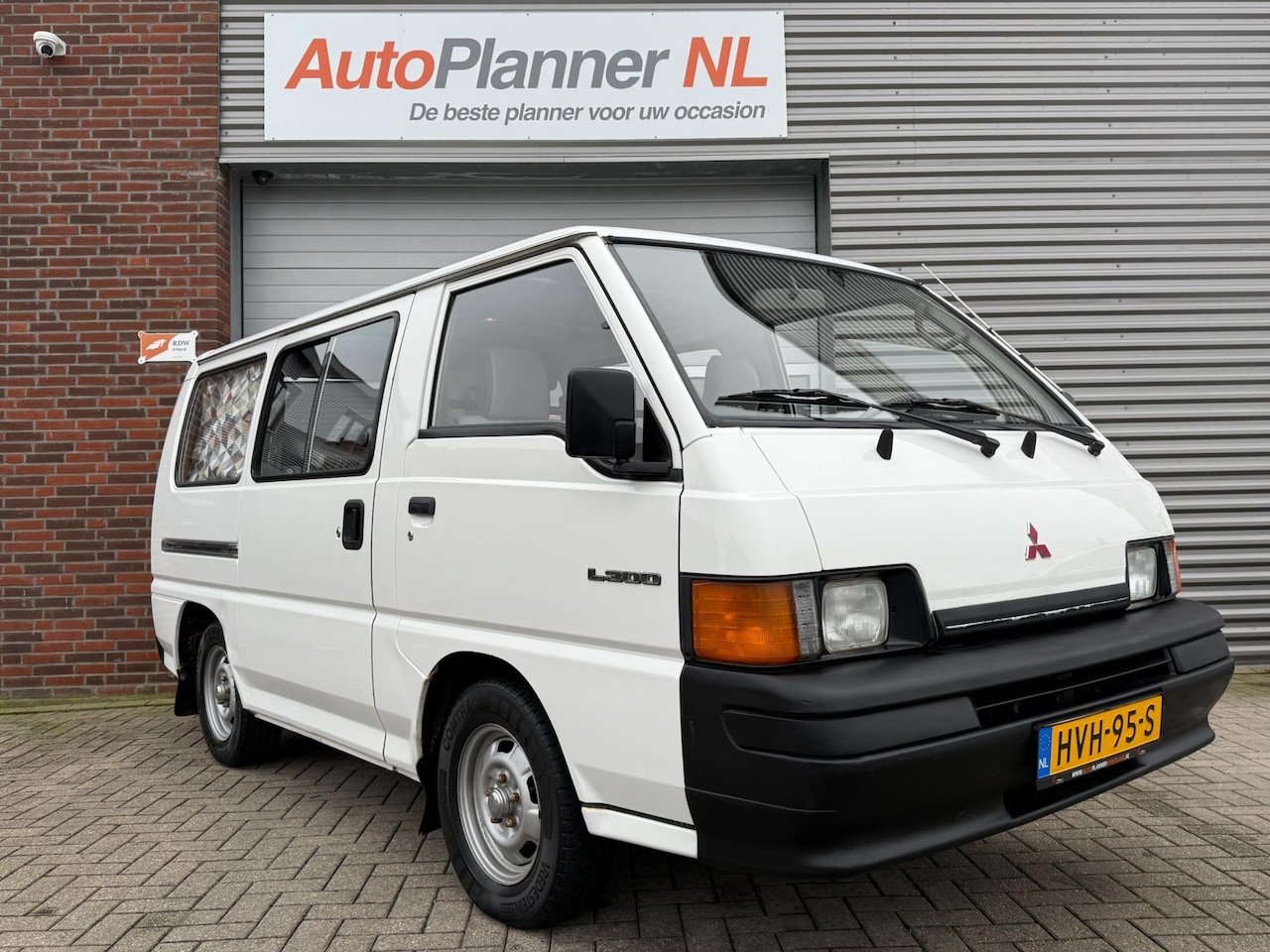 Mitsubishi L 300 - 2.5 D! 5-Persoons! 2X Schuifdeuren! - AutoWereld.nl