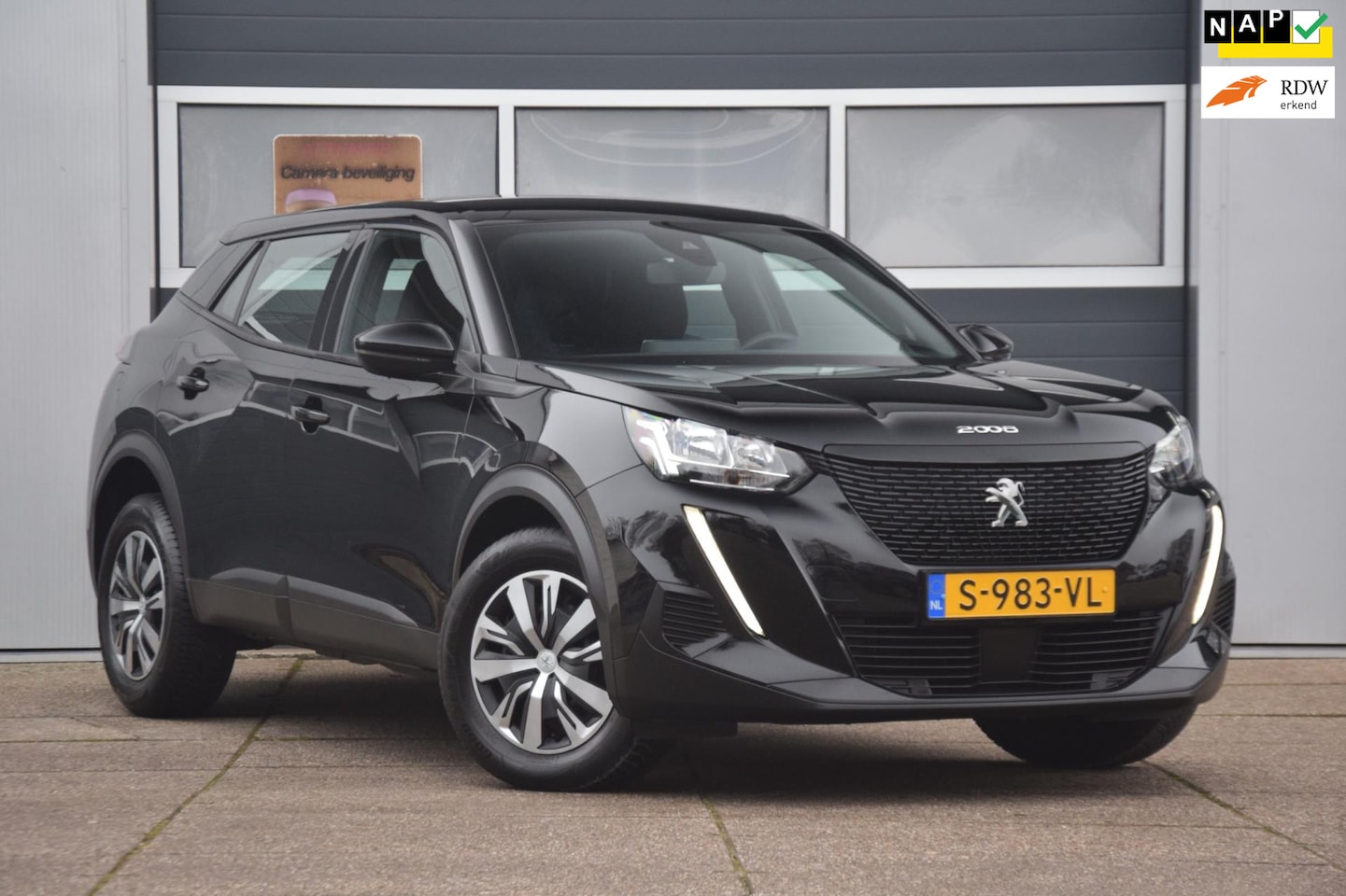 Peugeot 2008 - 1.2 PureTech Active Pack NAVIGATIE FULL MAP/CRUISE CONTROL/16" ALL SEASON BANDEN - AutoWereld.nl