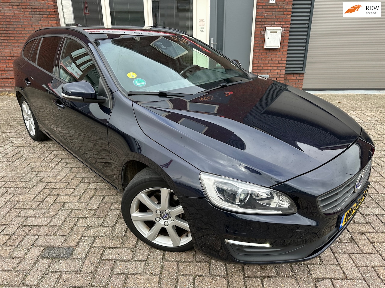 Volvo V60 - 2.0 D3 Summum / Navi / PDC / Clima / Stoelverwarming - AutoWereld.nl