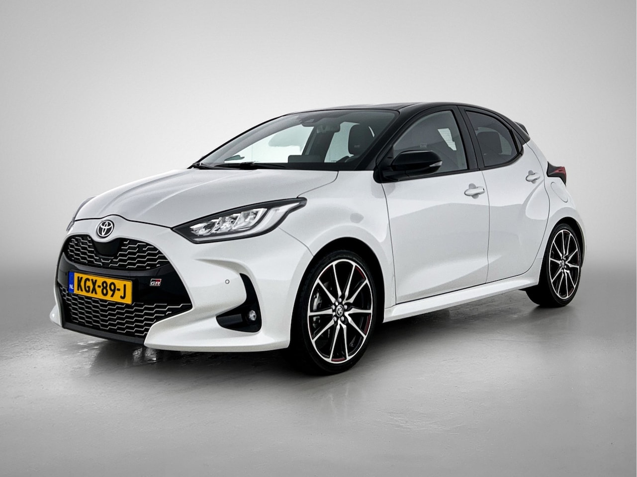 Toyota Yaris - 1.5 Hybrid GR Sport | Stoelverwarming | Draadloos Apple Carplay -/ Android Auto | - AutoWereld.nl