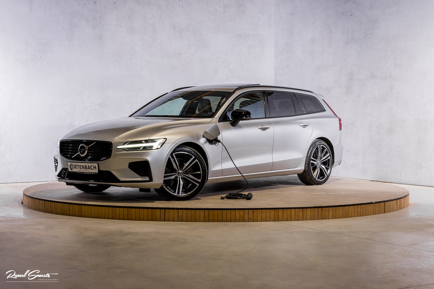 Volvo V60 - 2.0 T6 Recharge AWD R-Design Long Range | Panorama dak | Zwenkbare trekhaak | Adaptieve cr - AutoWereld.nl