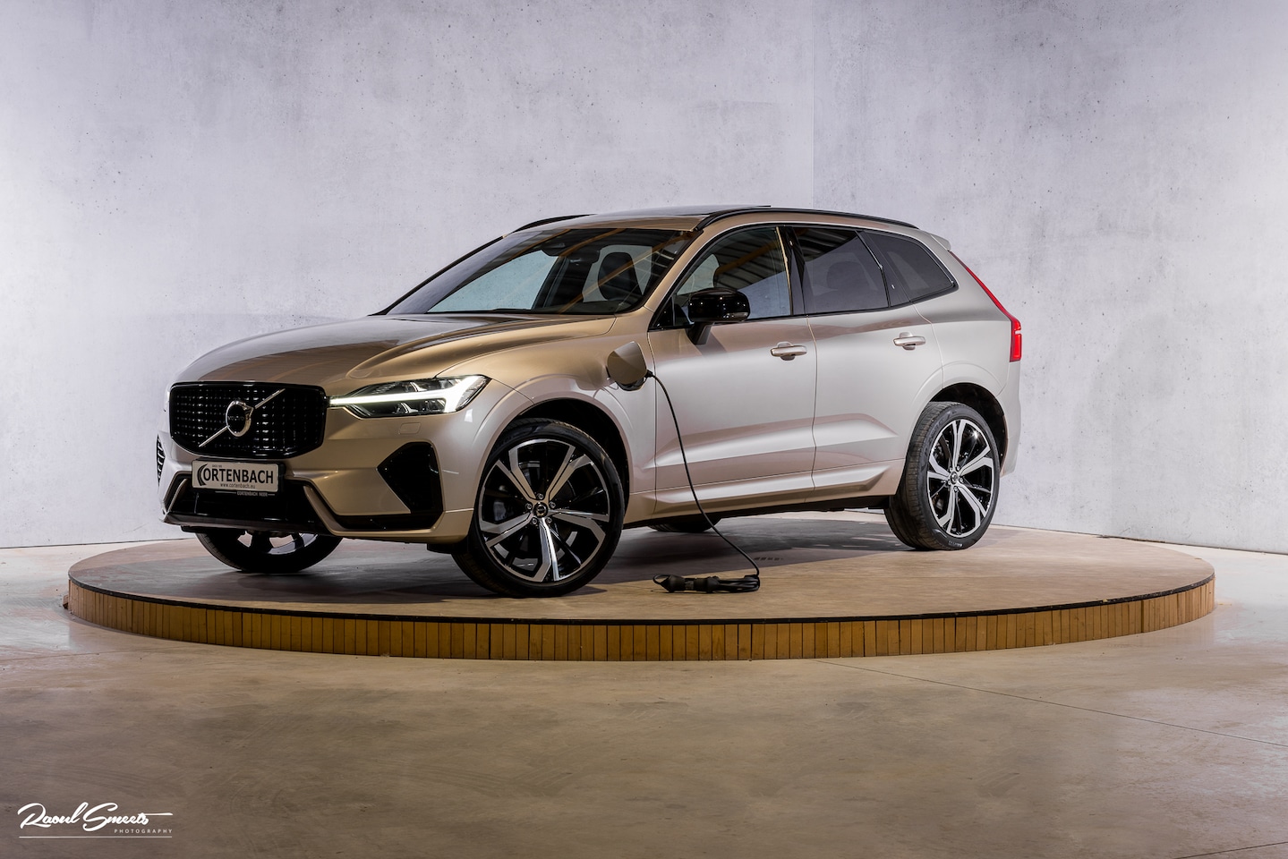 Volvo XC60 - 2.0 T6 Plug-in hybrid AWD Plus Dark Long Range | Zwenkbare trekhaak | Panorama dak | Adapt - AutoWereld.nl