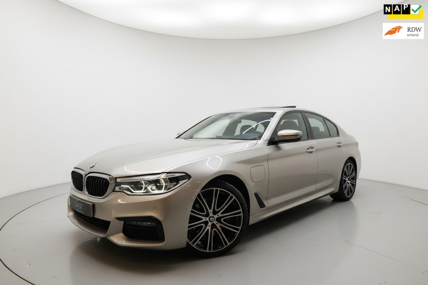 BMW 5-serie - 530e iPerformance High Executive M SPORT 360 HUD - AutoWereld.nl