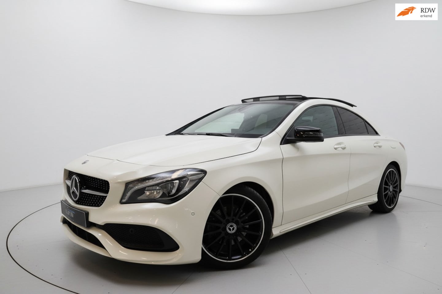 Mercedes-Benz CLA-Klasse - 180 AMG PANO NIGHT SFEER KEYLESS - AutoWereld.nl