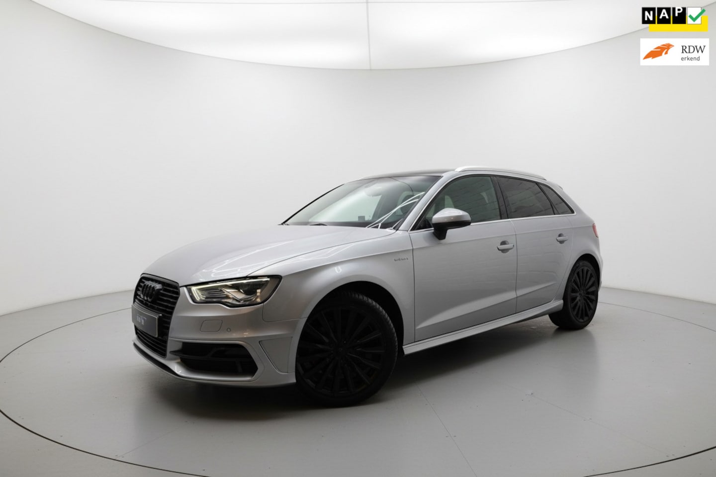 Audi A3 Sportback - 1.4 e-tron PHEV 3x S LINE LEER CAMERA NAP - AutoWereld.nl