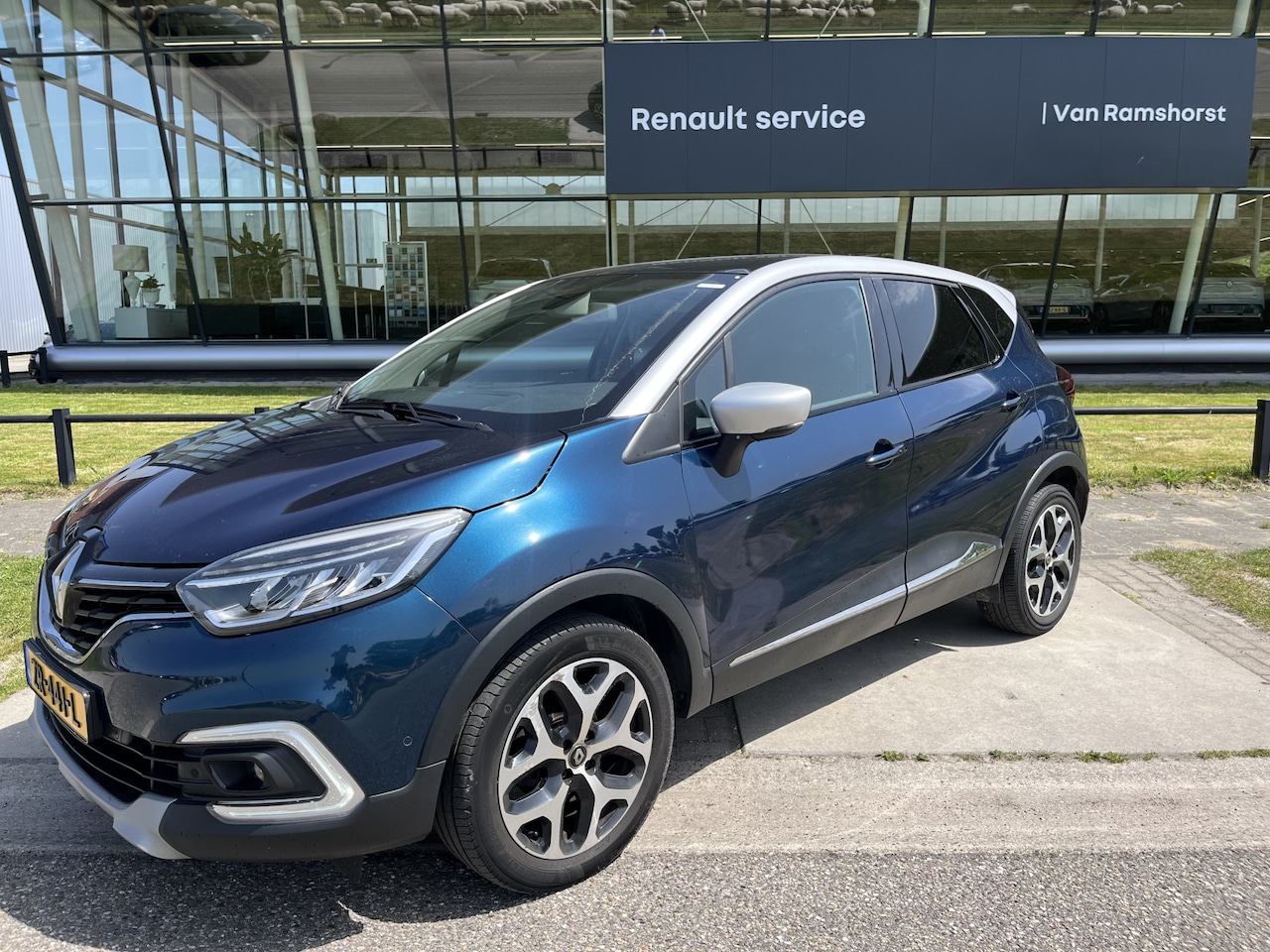 Renault Captur - 0.9 TCe Bose / Dealer onderhouden / Trekhaak / Camera / Panoramdak / Climate / Cruise / - AutoWereld.nl