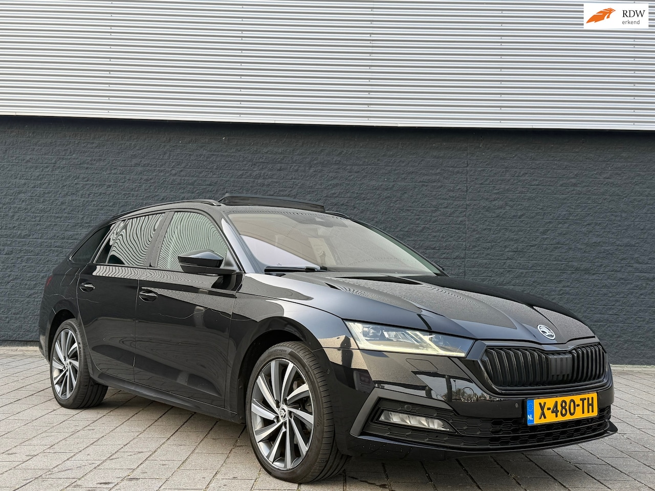 Skoda Octavia Combi - 2.0 TDI PANO/DSG/FULL OPTION - AutoWereld.nl