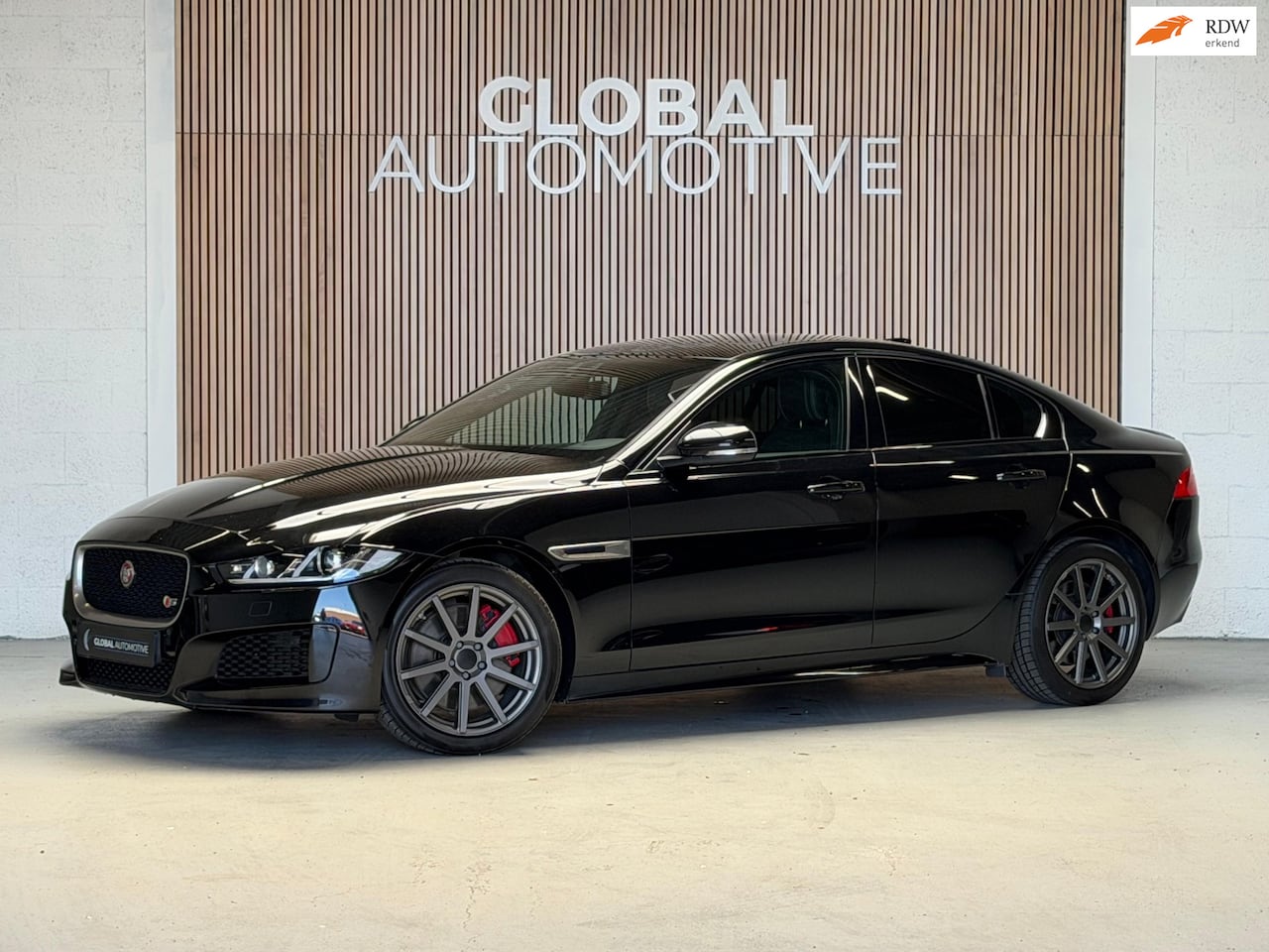 Jaguar XE - 3.0 S V6 340PK - STOELVERWARMING - AutoWereld.nl