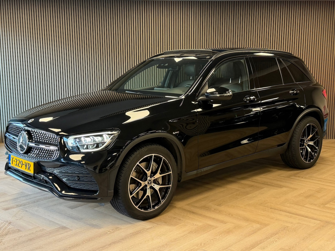 Mercedes-Benz GLC-klasse - 200 4MATIC Premium Plus AUT PANORAMADAK TREKHAAK NAVIGATIE CAMERA SFEERVERLICHTING STOELVE - AutoWereld.nl