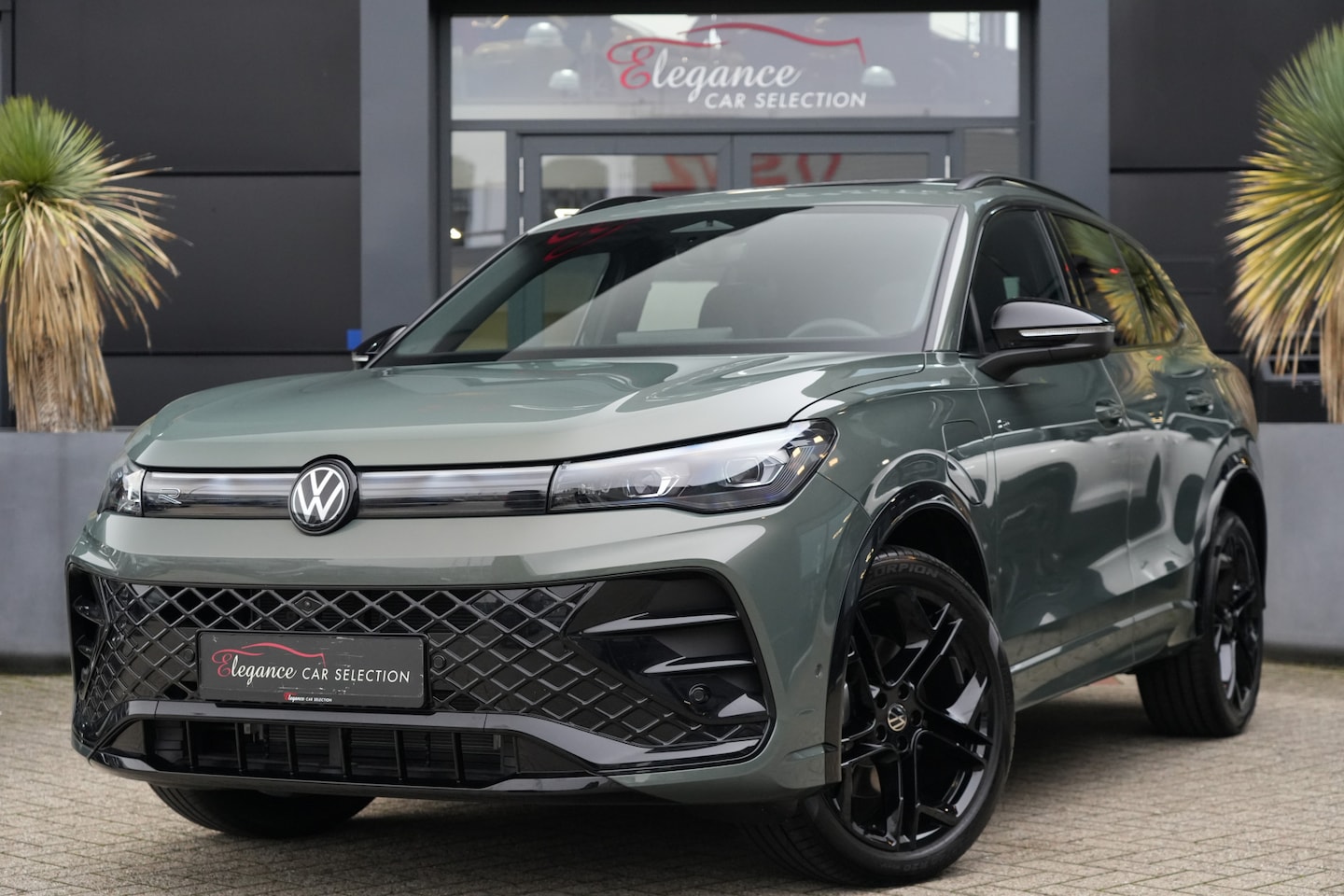Volkswagen Tiguan - 1.5 eHybrid R-Line Edition 204pk Panoramadak/Trekhaak/360Camera - AutoWereld.nl