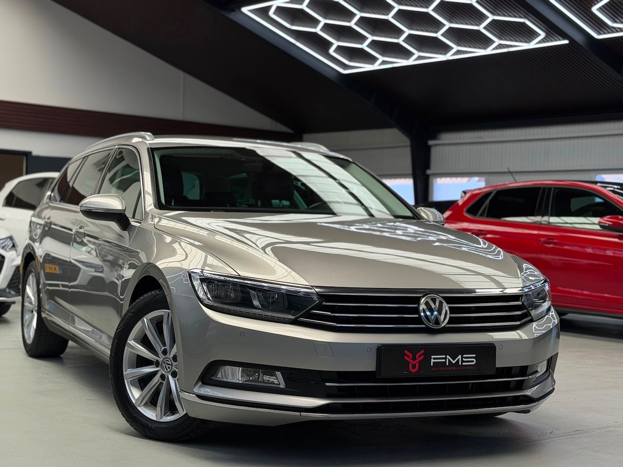 Volkswagen Passat Variant - 2.0 TDI Highline CarPlay Trekhaak - AutoWereld.nl