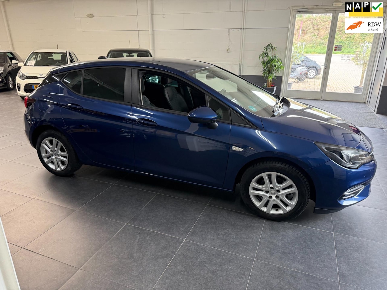 Opel Astra - 1.2 Business Executive 1.2 Business Executive - AutoWereld.nl