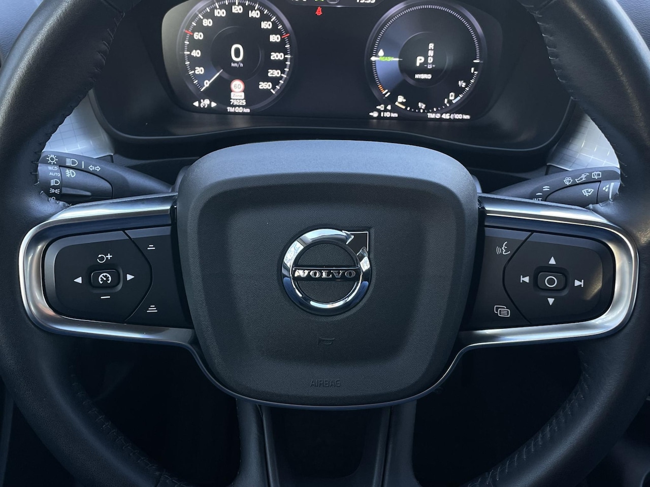 Volvo XC40 - 1.5 T4 Recharge Inscription Expression | Apple Carplay + Android | Parkeersensoren | Stuur