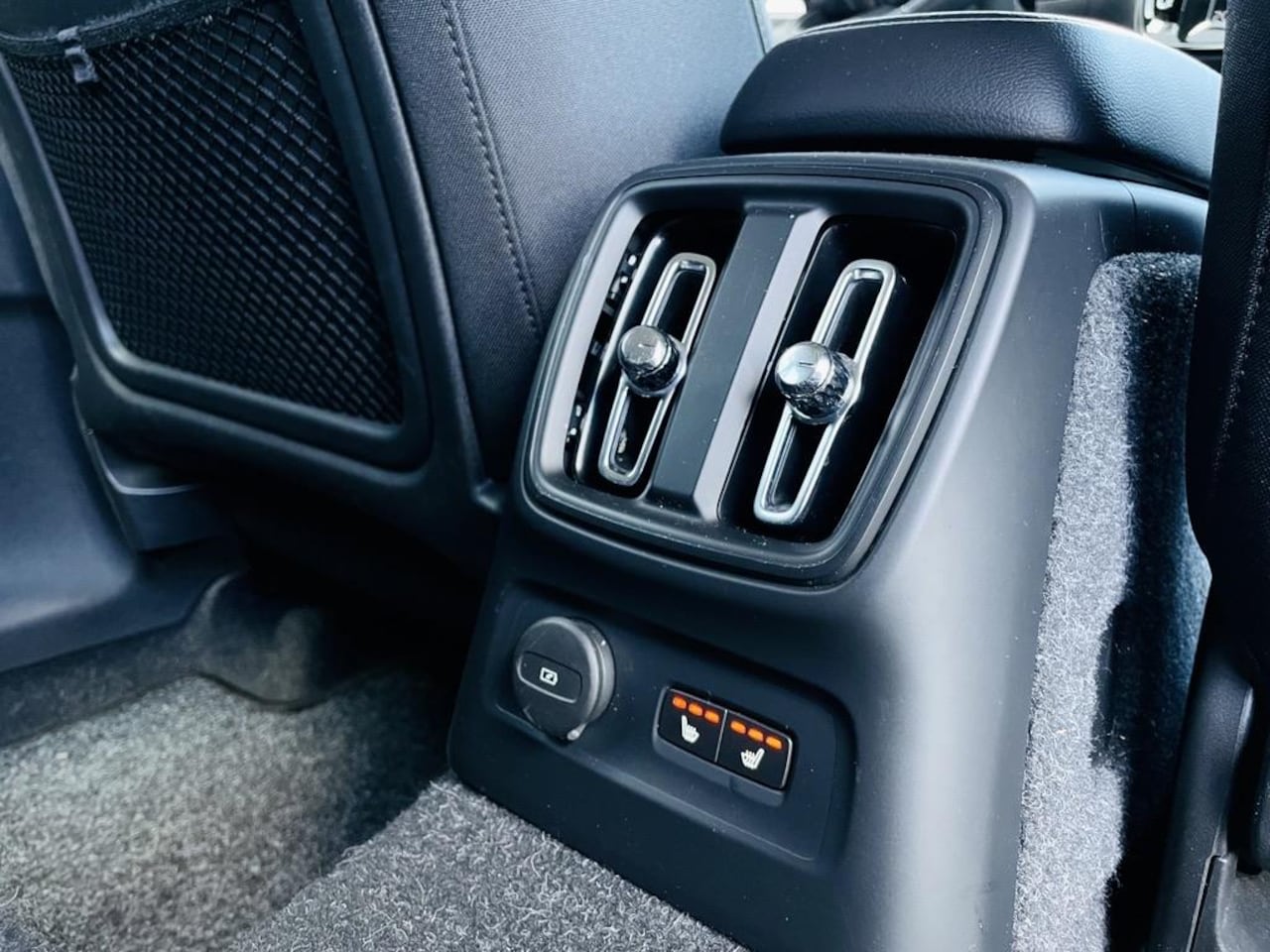 Volvo XC40 - 1.5 T4 Recharge Inscription Expression | Apple Carplay + Android | Parkeersensoren | Stuur