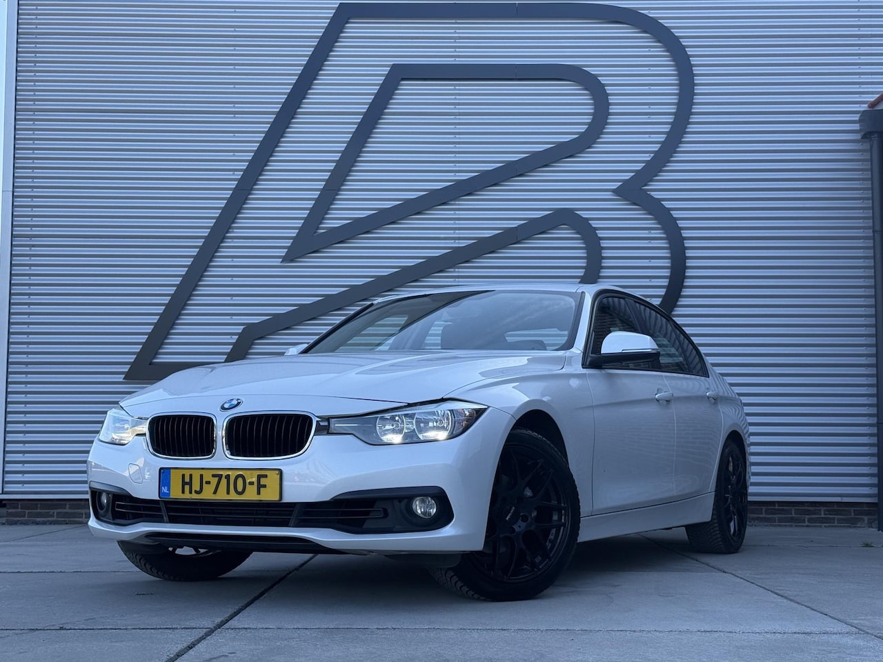 BMW 3-serie - 318i Essential Navi|Clima|Cruise|PDC|Dealer Onderhouden|LM Velgen|N.A.P|APK tot 08-2026 - AutoWereld.nl