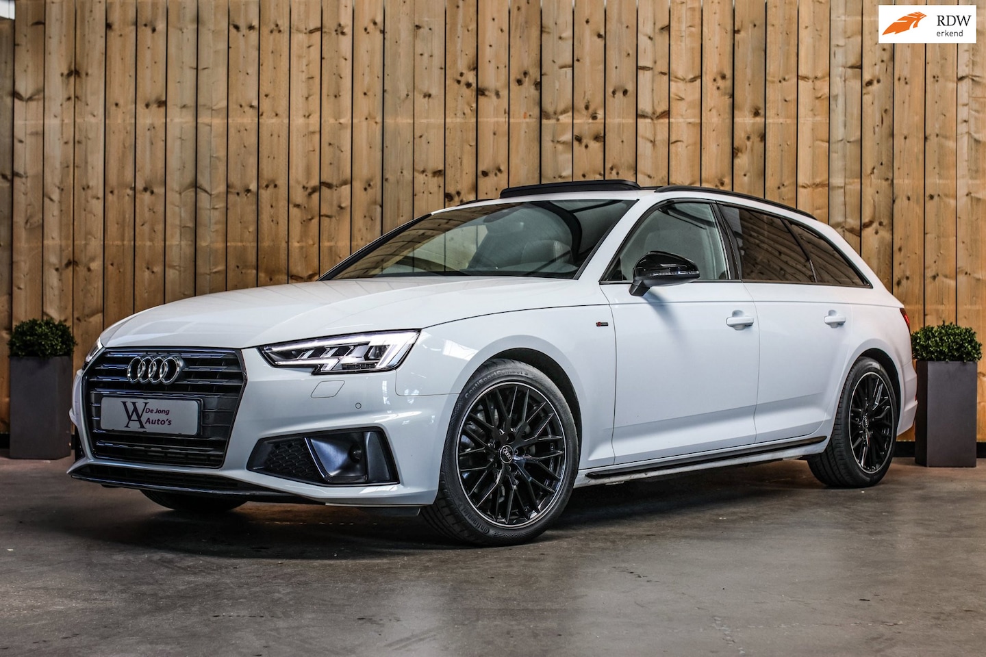 Audi A4 Avant - 40 TFSI S-Line Black Edition *Pano*Camera*Keyless*Matrix Led*Elek. Stoelen* - AutoWereld.nl