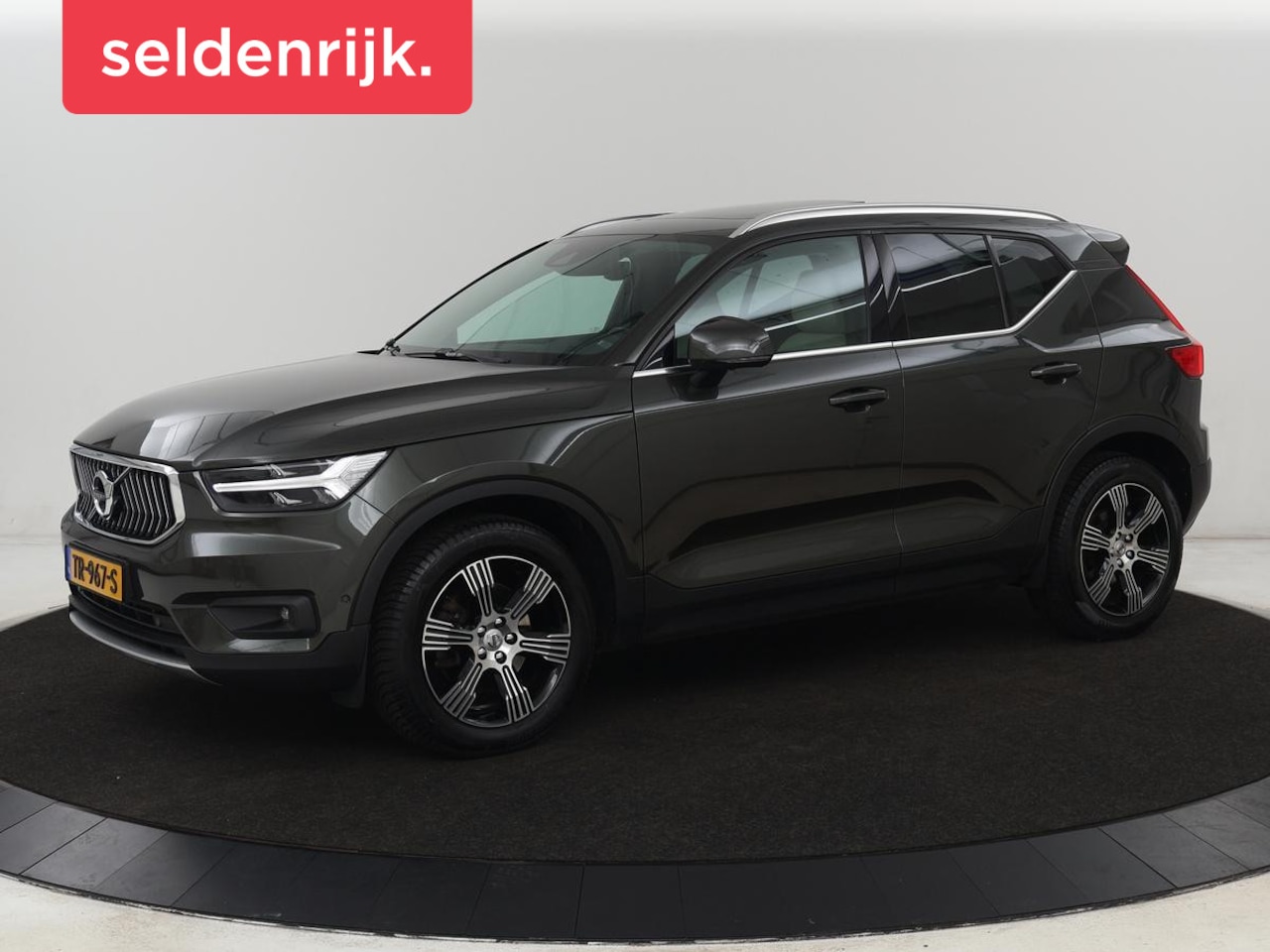 Volvo XC40 - 2.0 T4 Inscription | Panoramadak | Leder | Adaptive cruise | Trekhaak | Stoelverwarming | - AutoWereld.nl