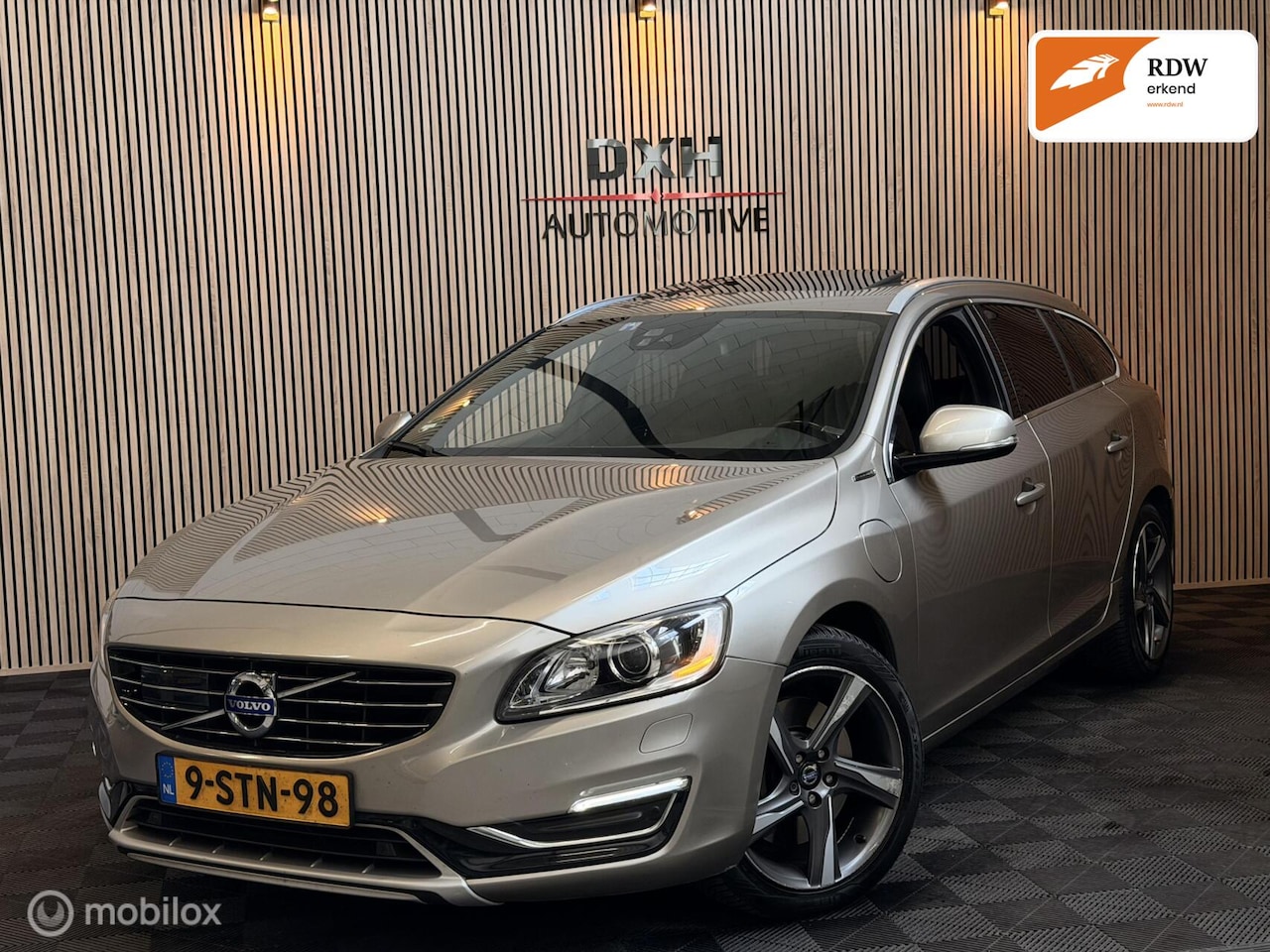Volvo V60 - 2.4 D6 AWD Plug-In Hybrid Summum ACC DAKJE TREKHK - AutoWereld.nl