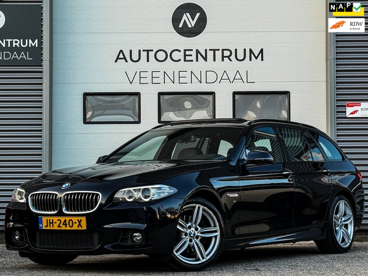 BMW 5-serie Touring - 520i High Executive 3X M-SPORT LCI PANO/HUD/TREKHAAK - AutoWereld.nl