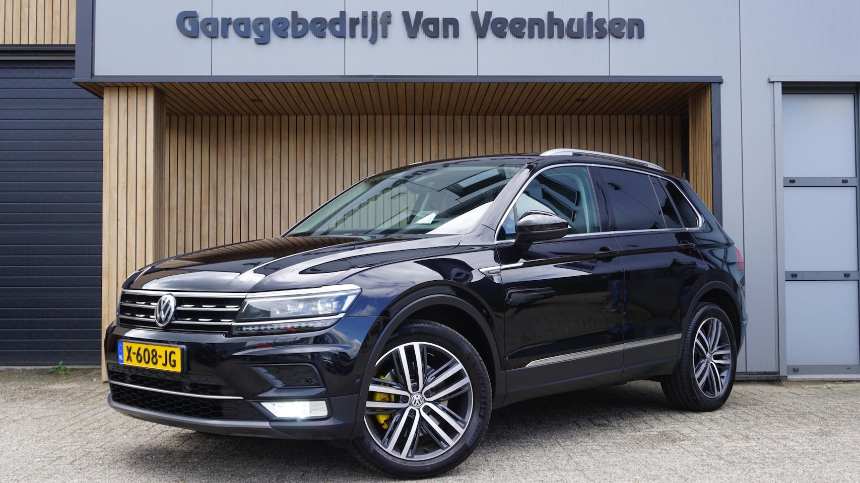 Volkswagen Tiguan - 2.0 TSI 180pk DSG 4Motion Highline Executive Pano.Dak HUD Virtual 19inch LM Stoel/Stuurwie - AutoWereld.nl