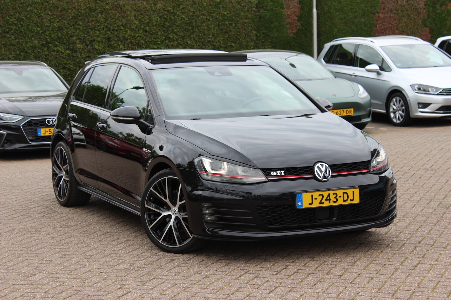 Volkswagen Golf - 2.0 TSI GTI / Panoramadak / Camera / Navigatie / 19'' / Dodehoek / CarPlay / Stoelverwarmi - AutoWereld.nl
