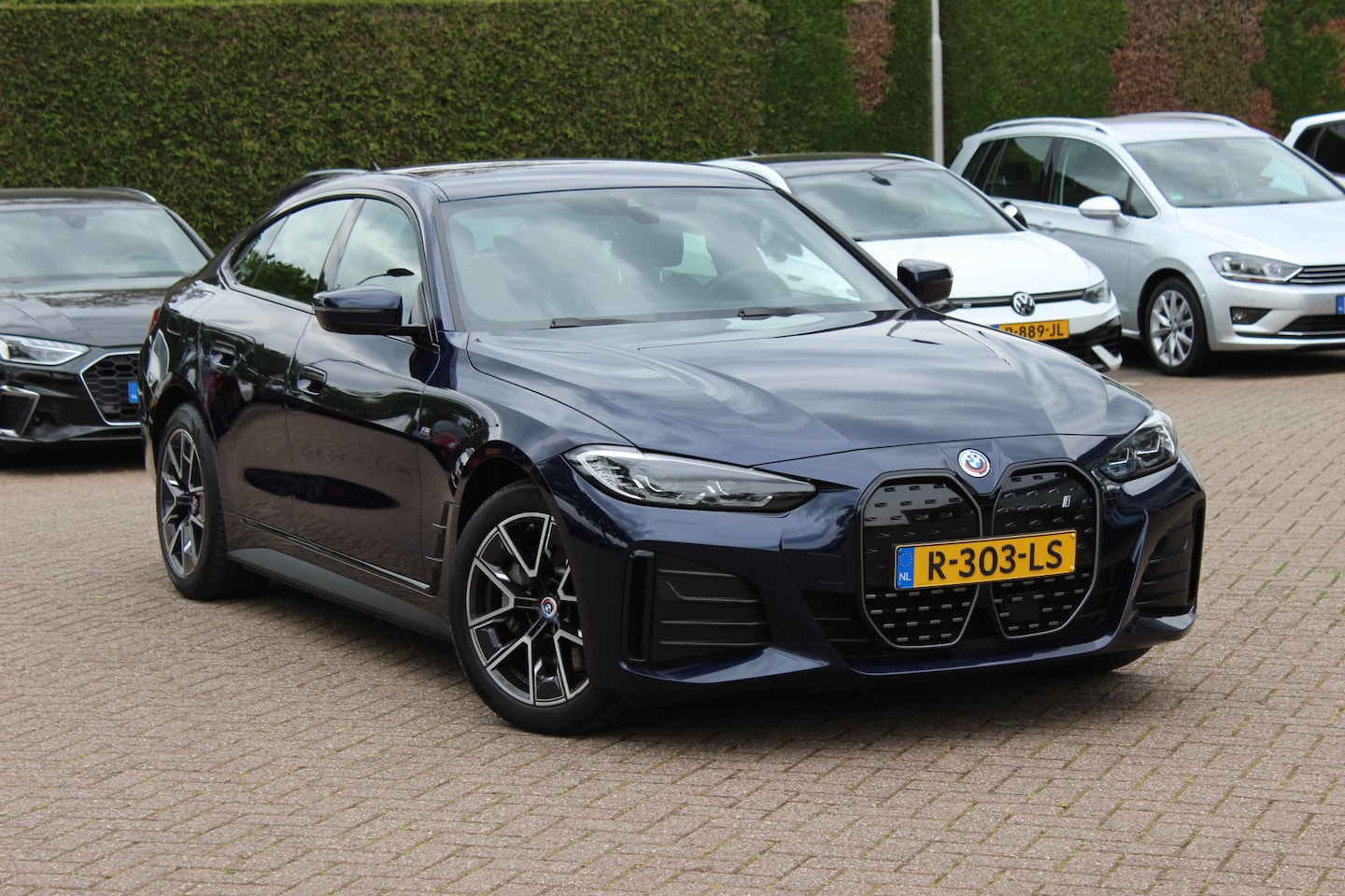 BMW i4 - eDrive40 High Exe. M Sport 84 kWh / SoH 91,1% / Camera / Head-up / Leder / 18'' / Luchtver - AutoWereld.nl