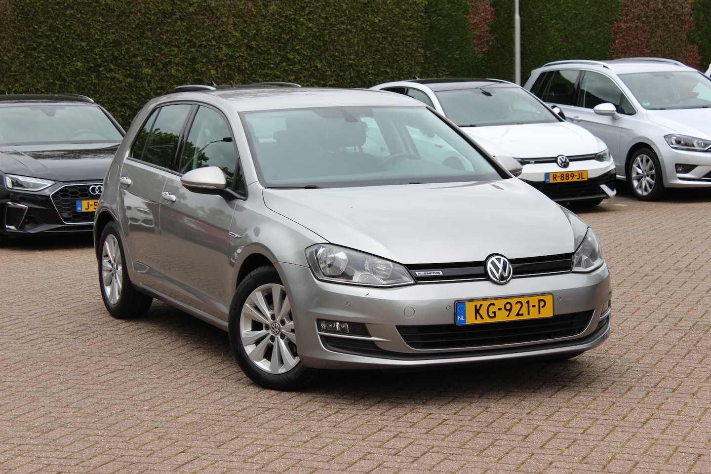 Volkswagen Golf - 1.0 TSI Comfortline / CarPlay / Parkeerhulp V+A / 16'' / DAB / Cruise Control - AutoWereld.nl