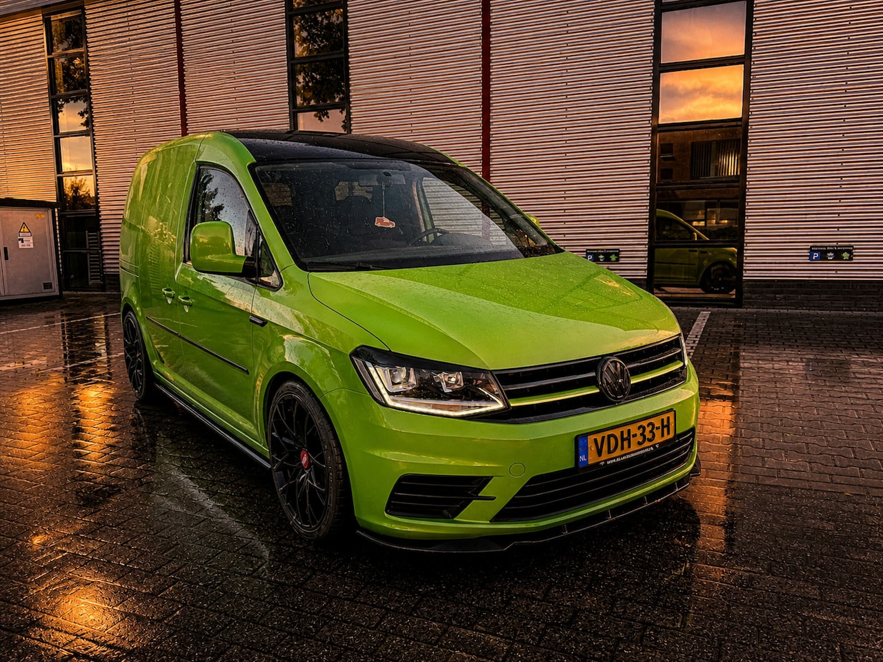 Volkswagen Caddy - 2.0 TDI viper green. led .verlaagd unieke caddy 19 inch. leer - AutoWereld.nl