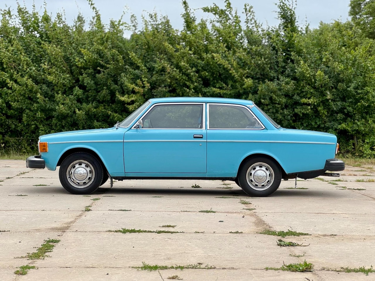 Volvo 142 - De Luxe in super retro kleurstelling, handgeschakeld - AutoWereld.nl