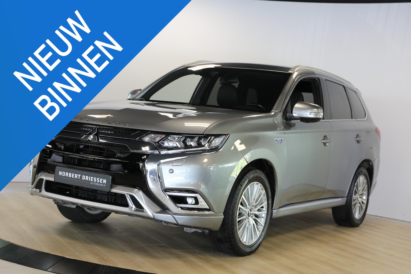 Mitsubishi Outlander - 2.4 PHEV Instyle | Trekhaak | Schuif- kanteldak | Leer - AutoWereld.nl