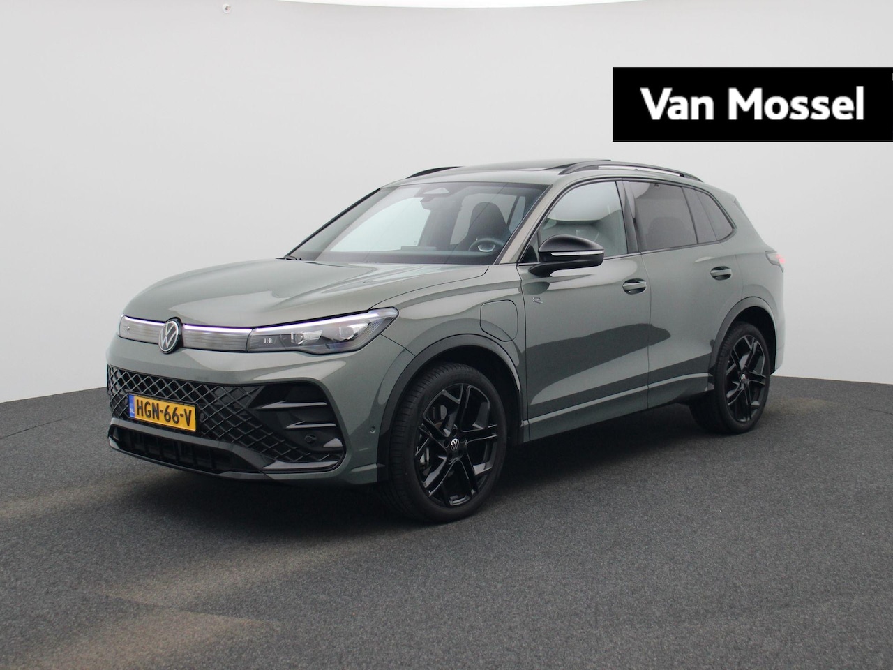 Volkswagen Tiguan - 1.5 eHybrid R-Line Edition 204 PK| Origineel Nederlands | 1e Eigenaar | Navigatie | Achter - AutoWereld.nl
