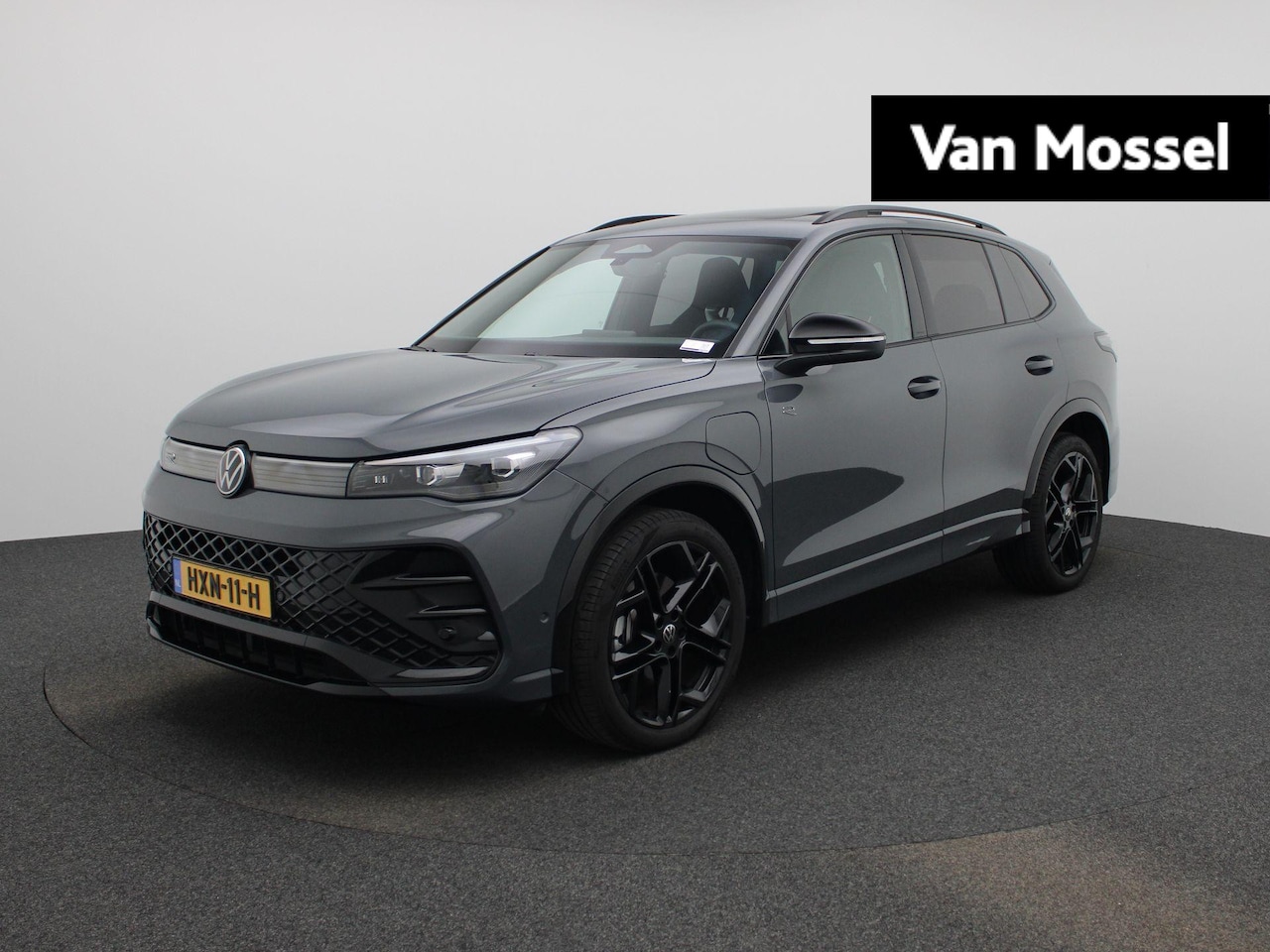 Volkswagen Tiguan - 1.5 eHybrid R-Line Edition 204 PK| Origineel Nederlands | 1e Eigenaar | Panoramadak | Navi - AutoWereld.nl